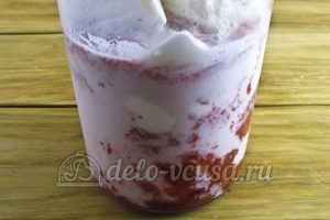 Молочный коктейль с клубникой и мороженым: Добавить молоко