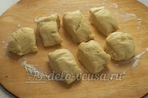 Пирожки с яйцом и луком в духовке: Разделить тесто на равные части