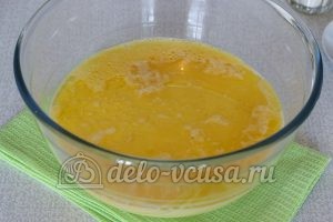 Пирожки с яйцом и луком в духовке: Добавить простоквашу и масло