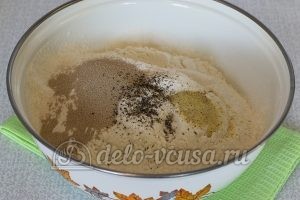 Пирожки с яйцом и луком в духовке: Добавить муку и дрожжи
