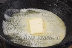 Пирожки с яйцом и луком в духовке: Разогреть сковородку