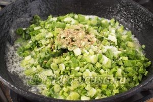 Пирожки с яйцом и луком в духовке: Добавить лук
