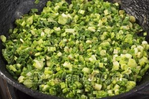 Пирожки с яйцом и луком в духовке: Жарим лук