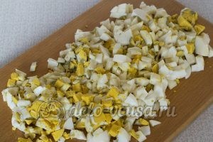 Пирожки с яйцом и луком в духовке: Яйца порезать