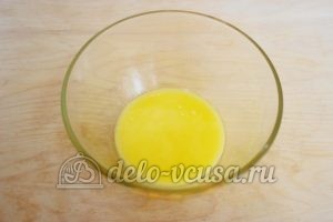 Заливной пирог с зеленым луком и яйцом: Растопить масло