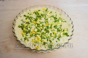 Заливной пирог с зеленым луком и яйцом: Кладем начинку