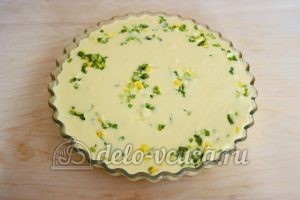 Заливной пирог с зеленым луком и яйцом: Вылить тесто