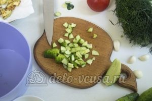 Салат с жареными кабачками: Нарезаем огурцы