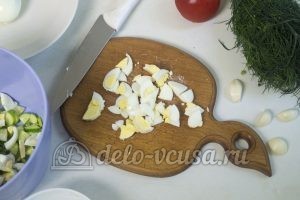 Салат с жареными кабачками: Нарезаем вареные яйца