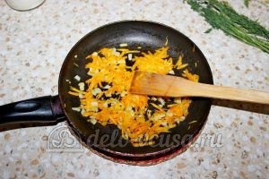 Овощной суп с клецками: Обжариваем морковь и лук до мягкости