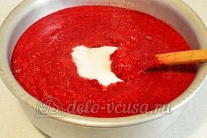 Малиновый джем: Перемешать заготовку