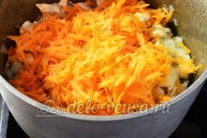Тушеная капуста с курицей: Добавить морковь