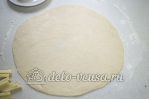 Домашняя пицца с фаршем: Раскатываем приготовленное пресное тесто
