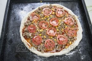 Домашняя пицца с фаршем: Выкладываем начинку на тесто
