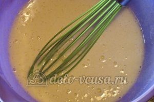 Сметанный пирог с персиками: Взбить смесь