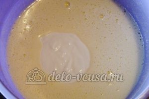 Сметанный пирог с персиками: Добавить сметану