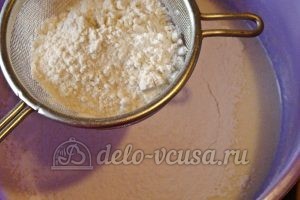 Сметанный пирог с персиками: Добавить муку