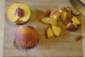 Сметанный пирог с персиками: Порезать персики
