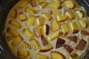 Сметанный пирог с персиками: Разложить персики
