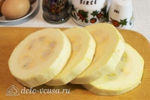 Яичница в кабачке: Моем и режем кабачок