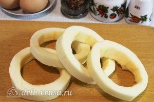 Снимаем кожицу и извлекаем семечки из кабачка