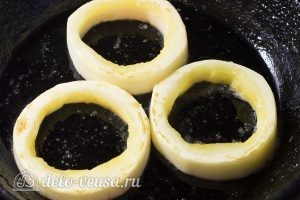 Яичница в кабачке: Обжариваем кольца с обеих сторон