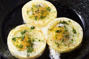Яичница в кабачке: Посыпаем укропом, солью и перцем