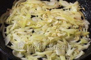 Жареные кабачки с морковью: Добавить чеснок