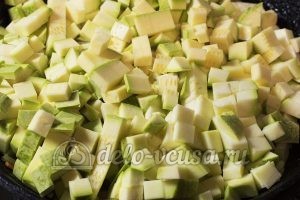 Жареные кабачки с морковью: Добавить кабачки