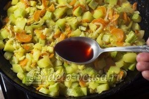 Жареные кабачки с морковью: Добавить уксус