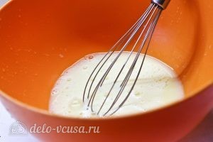 Запеканка из кабачков, помидоров и сыра: Взбиваем яйца с солью