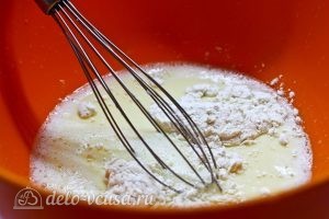 Запеканка из кабачков, помидоров и сыра: Добавляем к яично-молочной смеси муку