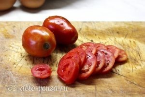 Запеканка из кабачков, помидоров и сыра: Нарезаем колечками помидоры