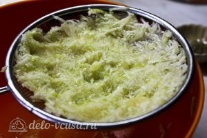 Запеканка из кабачков, помидоров и сыра: Отжимаем жидкость из кабачка