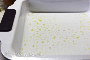 Запеканка из кабачков, помидоров и сыра: Смазываем оливковым маслом форму для выпечки