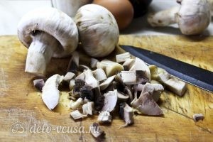 Блинчики с картошкой и грибами: Измельчаем грибы