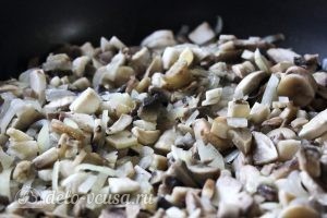 Блинчики с картошкой и грибами: Добавляем грибы к луку