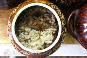 Курица с перловкой в горшочках: Выкладываем сверху перловку