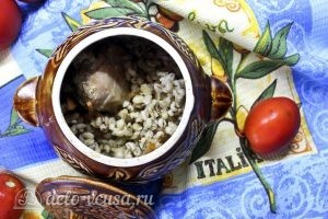 Курица с перловкой в горшочках: Отправляем горшочки в духовку