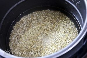 Курица с перловкой в горшочках: Варим перловку до полуготовности