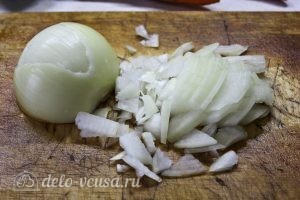 Курица с перловкой в горшочках: Мелко нарезаем лук
