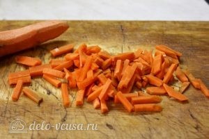 Курица с перловкой в горшочках: Нарезаем морковь