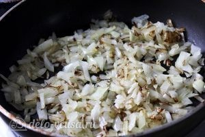 Курица с перловкой в горшочках: Пассируем лук