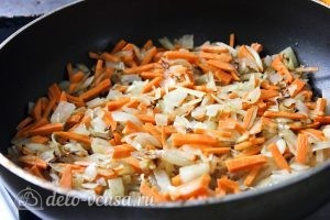 Курица с перловкой в горшочках: Добавляем к луку морковь