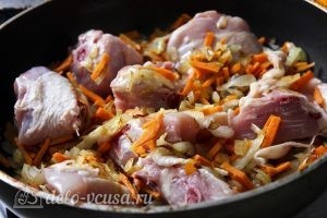 Курица с перловкой в горшочках: Добавляем кусочки курицы