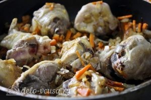 Курица с перловкой в горшочках: Обжариваем все до готовности курицы