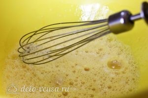 Оладьи из кабачков с манкой: Взбить яйца с молоком