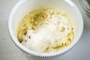 Печенье для росписи глазурью: Просеиваем в тесто муку