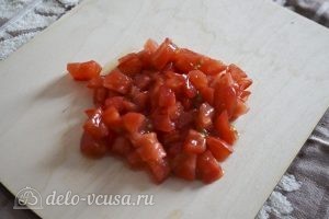 Овощной суп с зеленым горошком: Нарезать помидор кубиками