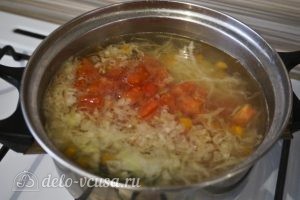 Овощной суп с зеленым горошком: Добавить помидор в кастрюлю